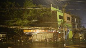 Der Taifun „Magkhut“ trifft auf Land. Bereits die Vorboten haben schwere Schäden angerichtet. Foto: AP