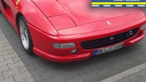 Täuschend echt: Die Polizei zeigt ein  Foto des falschen Ferraris. Foto: Polizei Duisburg