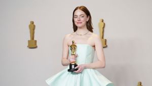 Emma Stone posiert stolz mit ihrem Preis. Foto: Jordan Strauss/Invision via AP/dpa