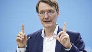 Bundesgesundheitsminister Karl Lauterbach muss den Mangel an Medikamenten managen. Foto: dpa/Jörg Carstensen