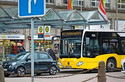 Ein Autofahrer hält auf der Busspur am Arnulf-Klett-Platz gegenüber dem Hauptbahnhof. Erlaubt ist das nicht – auch wenn man nur kurz jemanden ein- oder aussteigen lässt. Foto: Lichtgut/Achim Zweygarth