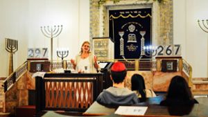 Binah Rosenkranz führt durch das jüdische Jahr mit seinen Festen. Hinter ihr der Tora-Schrank. Foto: Lichtgut/Max Kovalenko