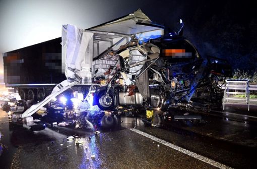 Der Unfallverursacher und der Fahrer des vorderen Lastwagens kamen schwer verletzt in ein Krankenhaus. Foto: dpa/René Priebe