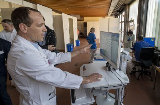 Johannes Böer, der Chefarzt der Sindelfinger Notaufnahme, zeigt die neue Fieber-Ambulanz. Foto: factum/Jürgen Bach