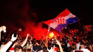 Feierlaune in Stuttgart: Nach dem WM-Sieg der kroatischen Mannschaft haben Fans wild gefeiert. Auch Pyrotechnik kam zum Einsatz. Foto: Andreas Rosar Fotoagentur-Stuttgart
