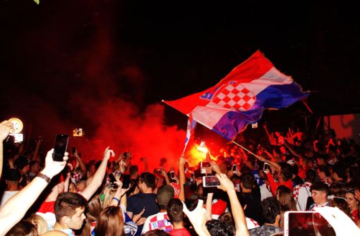 Feierlaune in Stuttgart: Nach dem WM-Sieg der kroatischen Mannschaft haben Fans wild gefeiert. Auch Pyrotechnik kam zum Einsatz. Foto: Andreas Rosar Fotoagentur-Stuttgart