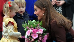 Im nordenglischen Grimsby besuchte die Herzogin von Cambridge unter anderem ein Fischereimuseum. Ihr Babybauch war dabei unter einem braunen Mantel mit hochsitzendem Gürtel nur schwer auszumachen. Foto: AP/dpa