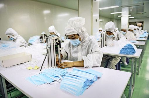 Made in China: Näherinnen produzieren in einer Fabrik  in Shenyang Schutzmasken in Massen. Foto: AFP/STR