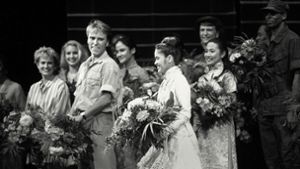 Blumen beim Schlussapplaus der Premiere von „Miss Saigon“ am 2. Dezember 1994 in der damaligen Musical Hall:  Uwe Kröger und Aura Deva spielten die Hauptrollen. Foto: Thomas Hörner