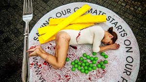 Mit Lena Strobel als lebendes Stück Fleisch ruft Peta Deutschland zu veganer Ernährung auf Foto: Lichtgut/Max Kovalenko