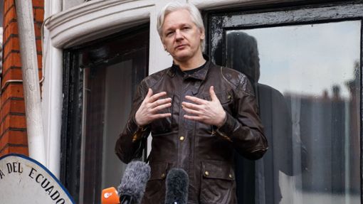 Julian Assange vor der ecuadorianischen Botschaft. Der DJV appelliert an den britischen High Court, den Auslieferungsantrag der USA gegen den Wikileaks-Gründer endgültig abzulehnen (Archivfoto). Foto: imago/Matrix/Matrixpictures.co.uk