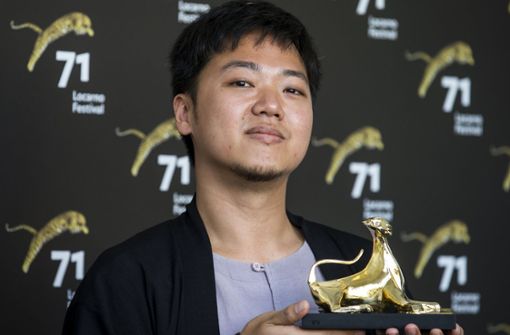 Der Regissuer Yeo Siew Hua präsentiert stolz den „Pardo d’oro“, den Goldenen Leoparden  des Filmfestivals von Locarno. Foto: dpa