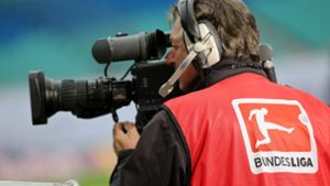 Drei Abonnements und mehr als ein halbes Dutzend Sender braucht der Fan, um alle Spiele der Bundesliga im TV verfolgen zu können. Foto: dpa-Zentralbild