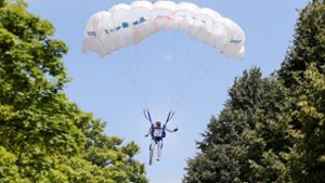Fallschirmspringer bei Landeanflug schwer verletzt