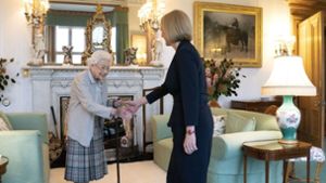 Eine ihrer letzten Amtshandlungen: Am 6. September 2022 ernennt Königin Elizabeth II.  auf Schloss Balmoral   Liz Truss  zur Premierministerin. Foto: imago/Jane Barlow
