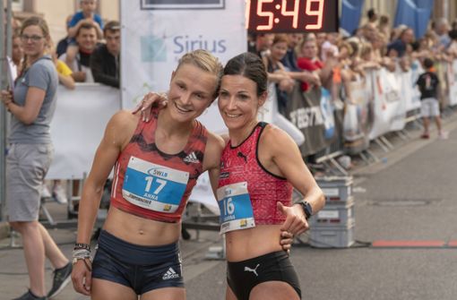 Die Siegerinnen bei den Damen: Sabrina Mockenhaupt (rechts) und Anna Hahner. Foto: factum/Weise