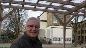 Organisator Andreas Weidle beim Gespräch in Coronazeiten vor der Fellbacher Lutherkirche. Foto:  