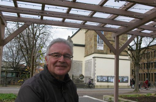 Organisator Andreas Weidle beim Gespräch in Coronazeiten vor der Fellbacher Lutherkirche. Foto:  