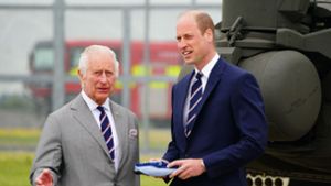 König Charles III. (l) und Prinz William beim Besuch des Army Aviation Centre. Foto: Ben Birchall/PA Wire/dpa