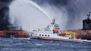 Ein Schiff löscht auf dem havarierten Tanker. Foto: AFP/Transport Ministry China