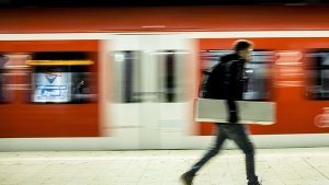 Keine Rückspiegel: Im Normalfall können S-Bahn-Führer nicht sehen, ob jemand oder etwas in den Türen hängt - sagt ein Bahnsprecher (Symbolbild). Foto: Lichtgut/Leif Piechowski