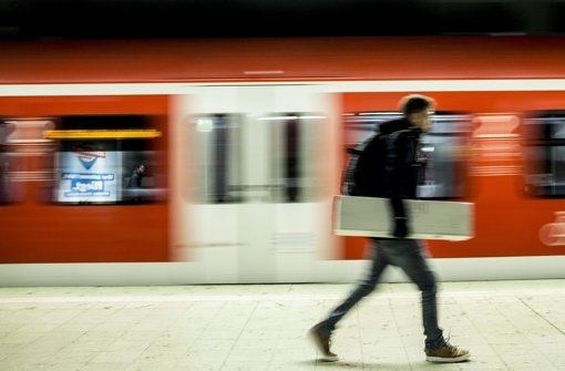 Keine Rückspiegel: Im Normalfall können S-Bahn-Führer nicht sehen, ob jemand oder etwas in den Türen hängt - sagt ein Bahnsprecher (Symbolbild). Foto: Lichtgut/Leif Piechowski