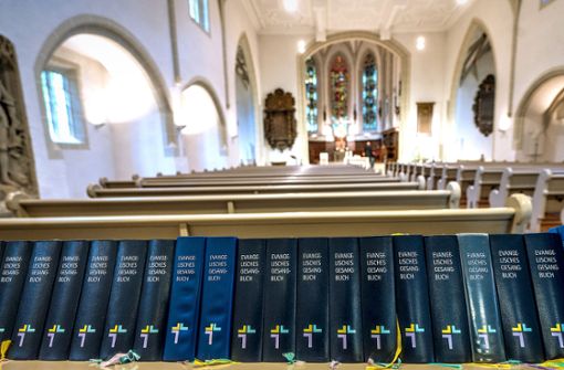 Die Gesangbücher – wie hier in der Oberhofenkirche Göppingen – werden in den Gottesdiensten nicht zum Einsatz kommen, weil gemeinsames Singen momentan nicht erlaubt ist. Foto: Giacinto Carlucci