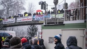 Bei der ersten Demo für den Diesel herrschte Schneetreiben. Dennoch kamen rund 250 Menschen. Foto: Lichtgut/Achim Zweygarth