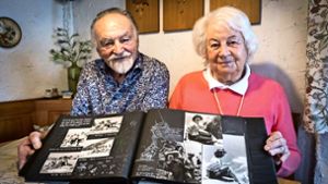 Wolfgang und Lilli Häfelin zeigen ihr Fotoalbum. Foto: Lichtgut/Achim Zweygarth