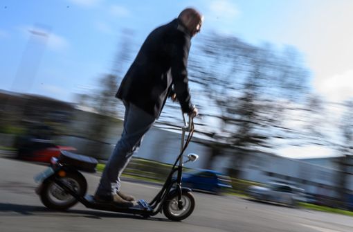 Ein Mann fährt in Hannover auf einem Elektrotretroller des Herstellers Kumpan-electric. Foto: dpa