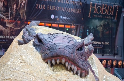 Der Drache Smaug zu Besuch in Berlin. Die Europapremiere des neuen Hobbit-Films findet am Montagabend am Potsdamer Platz statt. Foto: dpa