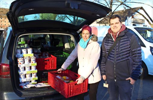 Sarita Karle und Tony Leichsenring retten Lebensmittel vor der Abfalltonne. Foto: /Caroline Holowiecki
