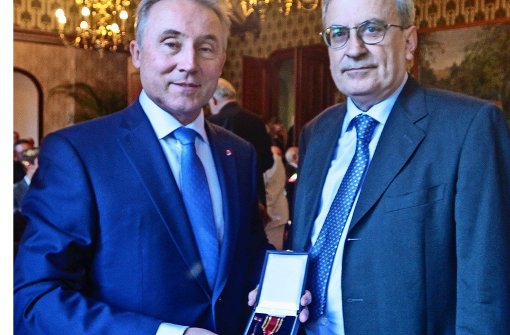 Rainer Haas (links) hat Alberto Barzanò das Verdienstkreuz überreicht – im Stammhaus seiner Vorfahren. Foto: factum/Granville