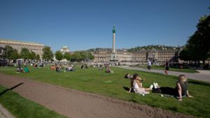 Auch mit Abstand lässt sich das schöne Wetter im Schlossgarten in Stuttgart genießen. Foto: Lichtgut/Leif-Hendrik Piechowski