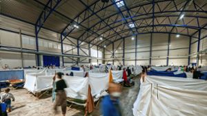 Seit März 2022 sind auch Nebenhallen der Schleyerhalle mit Flüchtlingen belegt, inzwischen mit festen Abtrennungen. Foto: Stadt Stuttgart/Thomas Niedermueller
