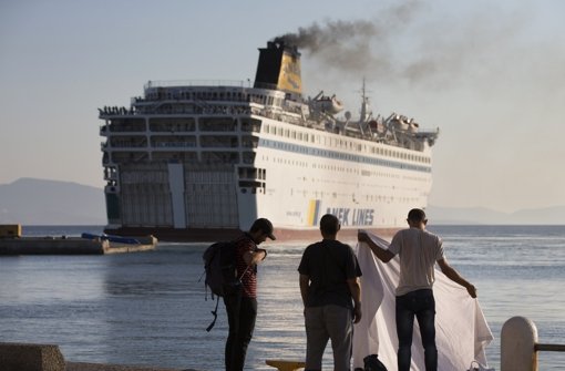 Die Fähre verlässt den Hafen von Kos mit hunderten Flüchtlingen an Bord. Foto: AP