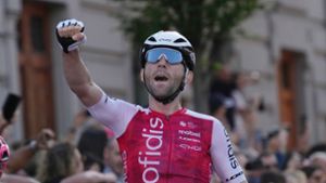Benjamin Thomas jubelt über seinen Sieg bei der fünften Giro-Etappe. Foto: Gian Mattia DAlberto/LaPresse/AP/dpa