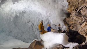 Wissenschaftler sammeln Daten zum Permafrost in einer Höhle in Sibirien. Foto: University of Oxford/dpa