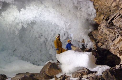 Wissenschaftler sammeln Daten zum Permafrost in einer Höhle in Sibirien. Foto: University of Oxford/dpa