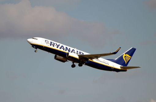 Gegen eine Ryanair-Passagiermaschine hat es eine Bombendrohung gegeben. (Symbolfoto) Foto: AFP/PASCAL PAVANI