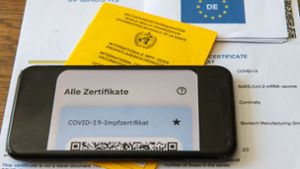 Das digitale Impfzertifikat gibt es als Papierversion oder in einer App, doch der gelbe Impfpass gilt weiter. Foto: dpa/Stefan Puchner