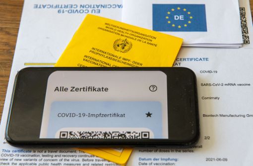 Das digitale Impfzertifikat gibt es als Papierversion oder in einer App, doch der gelbe Impfpass gilt weiter. Foto: dpa/Stefan Puchner