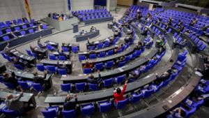 Die Klägerinnen wollen, dass es im Bundestag mehr weibliche Abgeordnete gibt. (Symbolbild) Foto: dpa/Christoph Soeder