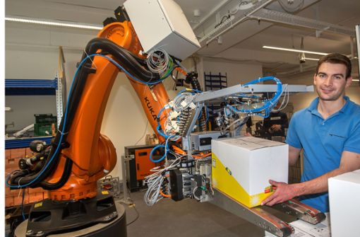 Tim Leckel mit dem Prototyp des Roboters. Foto: Ines Rudel