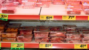 Besonders günstig gibt es Fleisch in Discountern zu kaufen. Foto: imago/Waldmüller