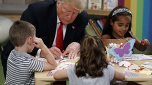Donald Trump war zu Besuch in einem Kinderkrankenhaus. Dabei passierte ihm ein kleiner Fauxpas. Foto: AP