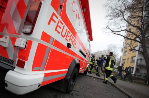 Zu einem Großeinsatz musste die Feuerwehr am Samstagmorgen in Neckarhausen anrücken. Dort hatte es aus bislang ungeklärter Ursache in einer Doppelhaushälte gebrannt. (Symbolbild) Foto: dpa