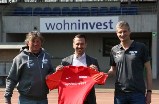 Die Abteilungsleitung  der Fußballer des SV Fellbach und der neue Trainer: Jochen Pflüger (links) und Mathias Fischer  (rechts) umrahmen Mario Marinic. Foto: Privat