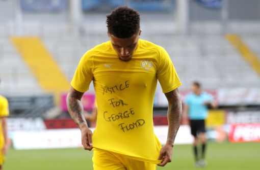 Der Dortmunder Jadon Sancho brachte auf einem T-Shirt seinen Unmut zum Ausdruck. Foto: AFP/LARS BARON