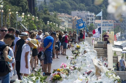 Ein Franzose hat im Internet Fundstücke von der Promenade des Anglais angeboten. Auf Nizzas berühmter Strandpromenade hatte sich jüngst ein Terroranschlag ereignet. Foto: EPA